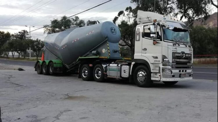 SE VENDE CABEZAL HINO 700