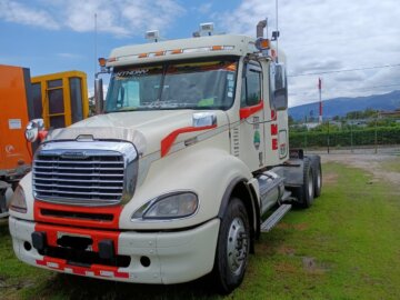 SE VENDE. COLUMBIA – FREIGHTLINER – Cell: 0989483230