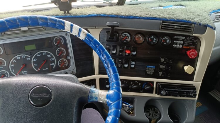 SE VENDE. COLUMBIA – FREIGHTLINER – Cell: 0989483230