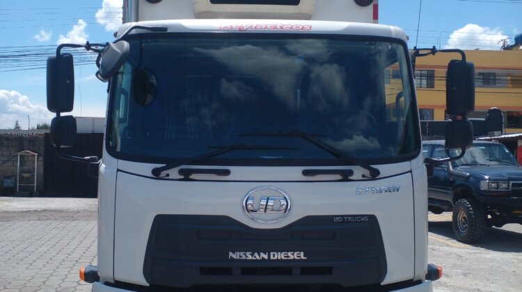 Vendo camion Nissan Ud flamante de 8 t