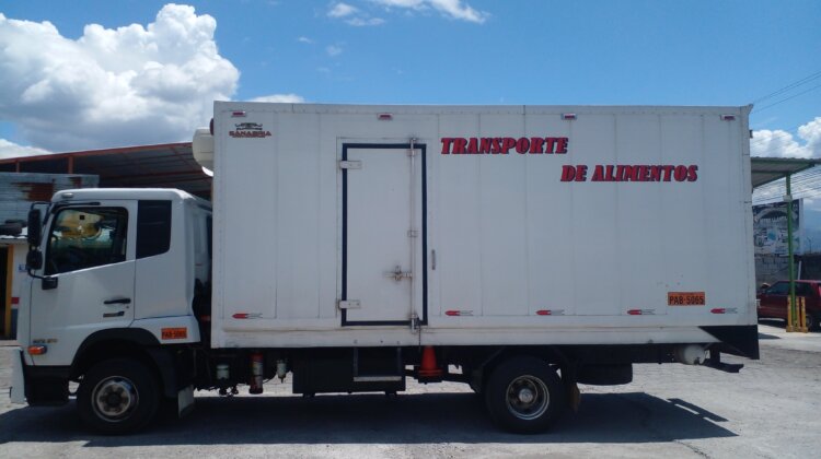 Vendo camion Nissan Ud flamante de 8 t